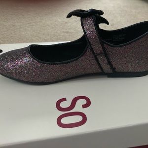 🌟2 for $10- NWT Beautiful sparkly shoes with bow detail